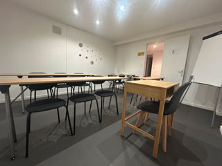 Salle 37, tables en classe