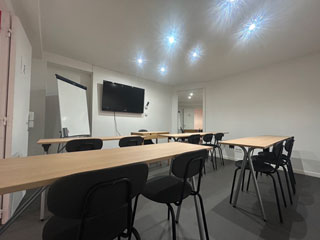 Salle 37, disposition en classe avec écran et paperboard